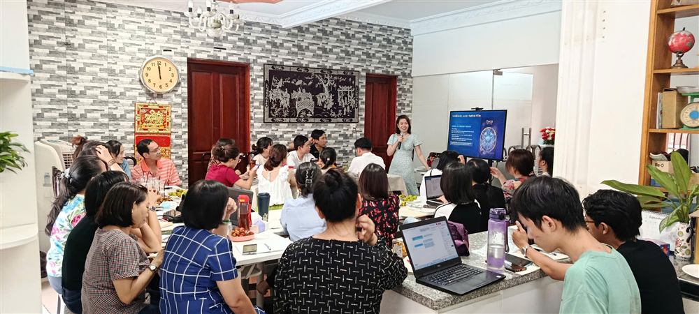 Phan Hồng Yến Phượng giảng dạy trực tiếp trong lớp Chiêm Tinh Học kết hợp Tâm Lý Học Hành Vi