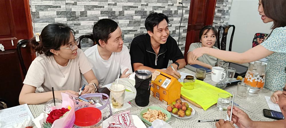 Học viên thảo luận nhóm trong lớp học