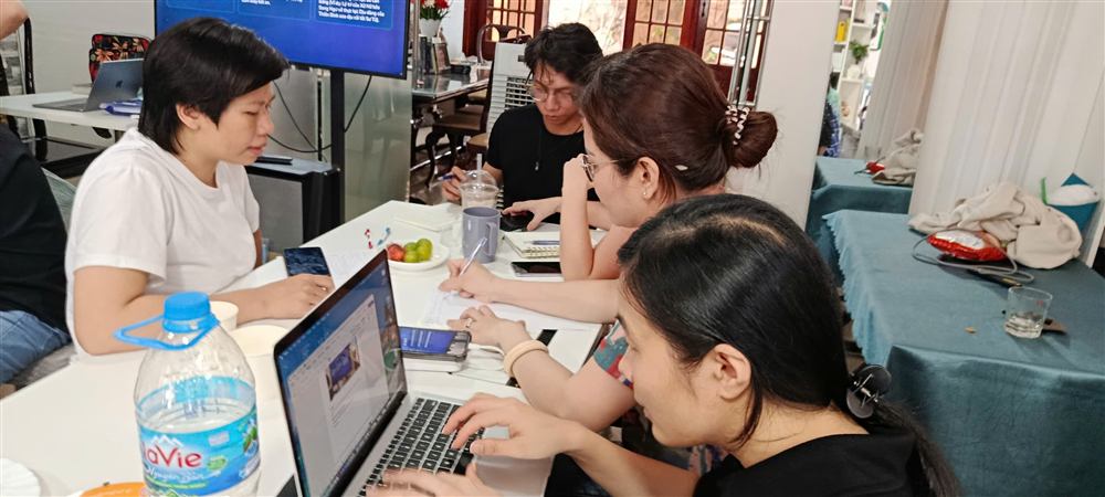 Học viên thực hành phân tích cùng nhau trong buổi học