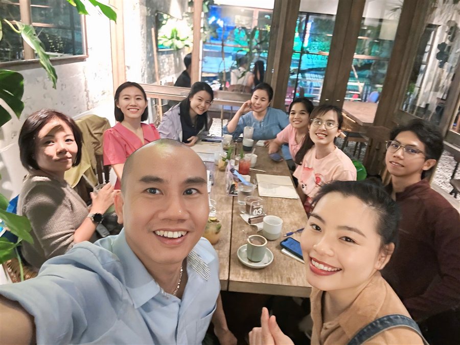 Mentor Nguyễn Hoàng Ân cùng học viên lớp Tử Vi Hoàng Đông Phái