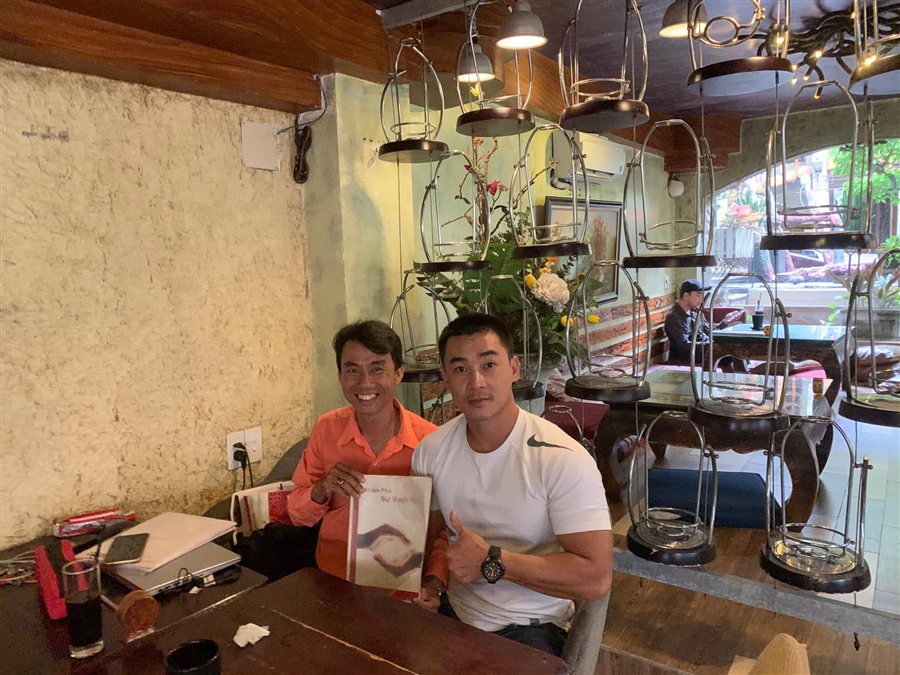 Khách hàng anh Bùi Văn Ngợi, người Việt Nam đầu tiên chinh phục thành công đỉnh Everest, cùng Mentor Nguyễn Hoàng Ân sau buổi phân tích Sinh Trắc Vân Tay
